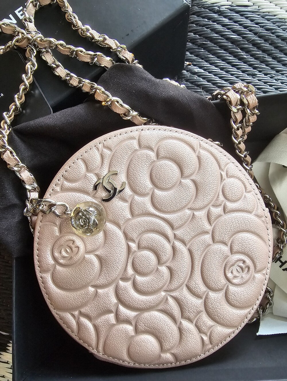 CHANEL Pink Camellia Quilted Round Crossbody - Picture 4 of 12